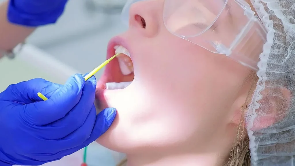 بهترین روش استفاده از نخ دندان و دهانشویه برای دندان‌های سالم 