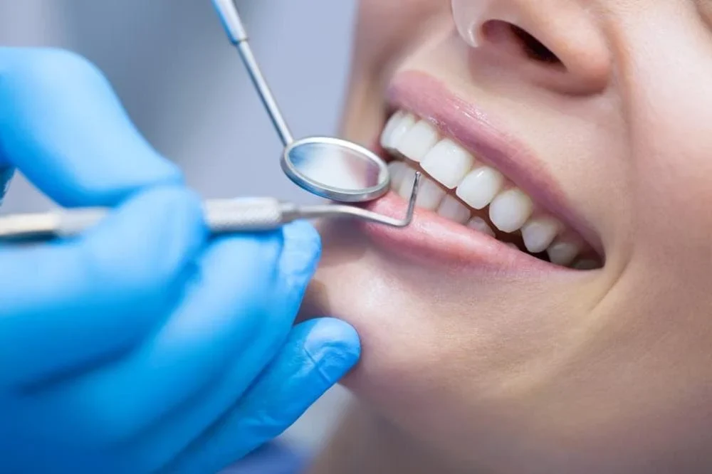 چرا جرم‌گیری منظم دندان از پوسیدگی جلوگیری می‌کند؟