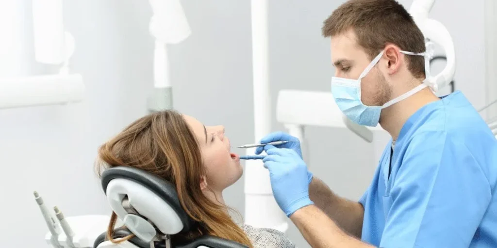 نکاتی که هیچ دندانپزشکی درباره مسواک زدن به شما نمی‌گوید