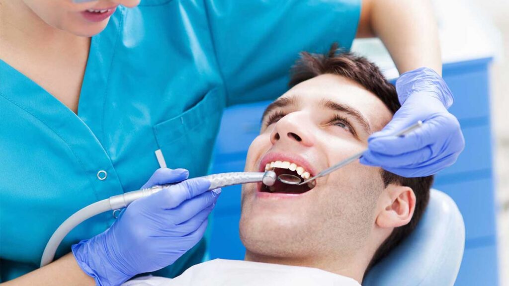 مراقبتهای دندانی ویژه سالمندان؛ چطور دندانهای مصنوعی را سالم نگه داریم؟