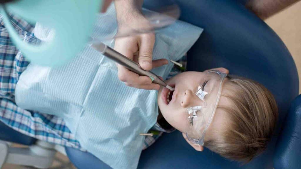 چرا بعضی افراد بیشتر دچار بوی بد دهان میشوند؟ علل غیرمنتظره و درمانهای جدید